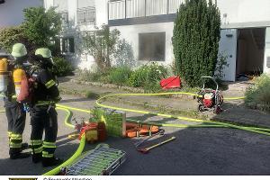 Die Feuerwehr München im Einsatz bei einem Kellerbrand in der Schondorfer Straße im Stadtteil Sendling-Westpark.