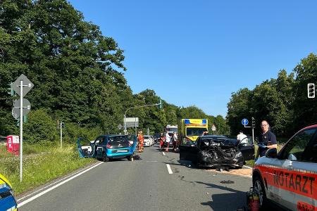 Bild der Unfallstelle mit Rettungsdienst und Feuerwehr Bild der Unfallstelle mit Rettungsdienst und Feuerwehr