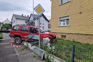 Geländewagen landet in Vorgarten
