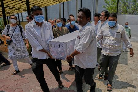 Bei der Katastrophe in Ahmedabad im Bundesstaat Gujarat kamen nach übereinstimmenden Medienberichten mindestens 270 Menschen im Flugzeug und am Boden ums Leben. Bei der Katastrophe in Ahmedabad im Bundesstaat Gujarat kamen nach übereinstimmenden Medienberichten mindestens 270 Menschen im Flugzeug und am Boden ums Leben.