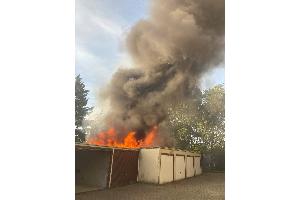 Brand auf der Duisburger Straße - Gartenlaube und mehrere Garagen betroffen