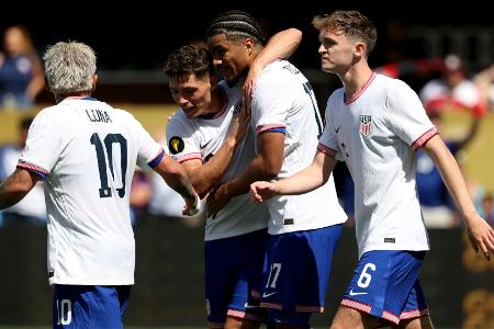 Gold Cup: USA starten souverän, Mexiko müht sich zum Sieg Gold Cup: USA starten souverän, Mexiko müht sich zum Sieg