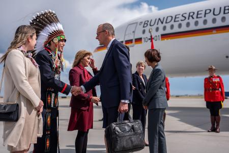 Steven Crowchild von der indigenen Tsuut’ina Nation begrüßte Kanzler Friedrich Merz in Calgary.