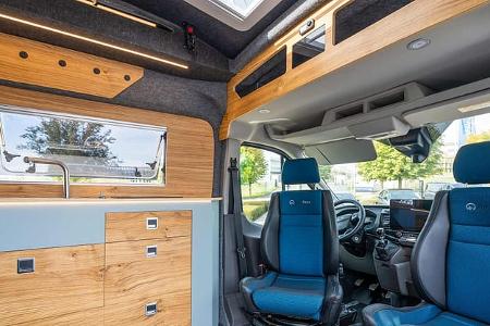 Pureflexx Escape 600 Blick auf Fahrerhaus und Küche