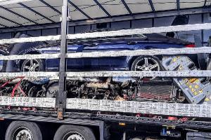 Mercedes auf Auflieger