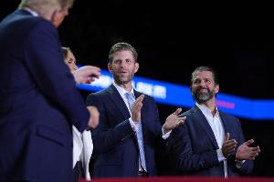 Unter dem Namen "Trump Mobile" sollen ein eigener Handyvertrag und ein Smartphone namens "T1" auf den Markt kommen. (Archivbild)