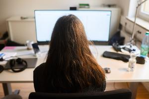 Am Arbeitsplatz sind nach einer neuen Umfrage Jobsicherheit und gutes Gehalt für viele Menschen weit wichtiger als Zusatzleistungen der Firma oder die Sinnhaftigkeit der Arbeit. (Symbolbild)