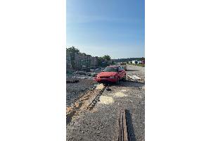 Verunfallter PKW im Baufeld der BAB 7