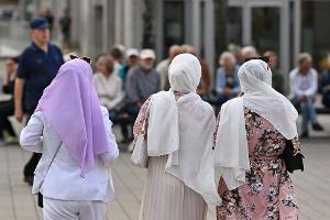 Frauen, die Kopftuch tragen, werden besonders häufig zur Zielscheibe. (Symbolbild)