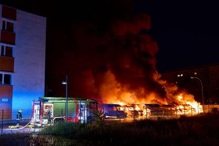 Fast 100 Einsatzkräfte sind bei der Brandbekämpfung zum Einsatz gekommen. Fast 100 Einsatzkräfte sind bei der Brandbekämpfung zum Einsatz gekommen.