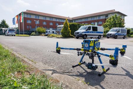 Die Polizei sucht mit einem großen Aufgebot und auch technischen Hilfsmitteln nach den Straftätern.