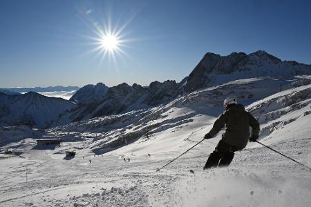 Zum Saisonstart sah es schneemäßig auf der Zugspitze nicht schlecht aus. (Archivbild)