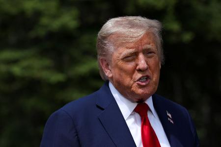 Die Ankündigung von Trumps Abreise kam völlig überraschend, und die genauen Umstände seiner Entscheidung blieben zunächst im Dunkeln.