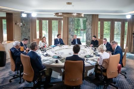 Mit Selenskyj, aber ohne Trump: Der G7-Gipfel nach der Abreise des US-Präsidenten.