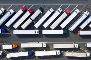 Wer als Lkw-Fahrer oder -Fahrerin einen Parkplatz sucht, ist oft gezwungen, an ungeeigneten Stellen zu halten. (Symbolbild) 