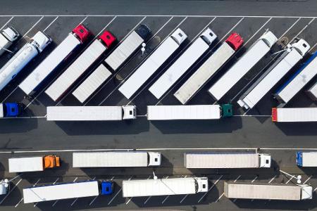Wer als Lkw-Fahrer oder -Fahrerin einen Parkplatz sucht, ist oft gezwungen, an ungeeigneten Stellen zu halten. (Symbolbild) 