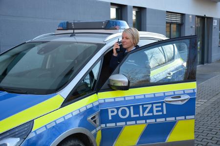 Symbolbild Polizistin im Streifenwagen Symbolbild Polizistin im Streifenwagen
