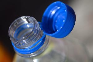 Tethered Caps sind Verschlüsse, die fest mit der Verpackung verbunden sind und auch nach dem Öffnen dort befestigt bleiben. (Archivbild)