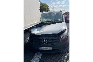 Eingeklemmter Transporter am Sattelauflieger-Heck