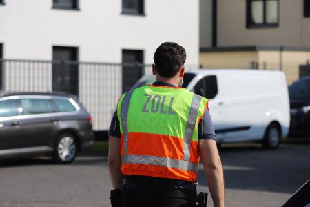 Ein Zöllner bei der Überprüfung einer Baustelle - immer wieder macht der Zoll Schwarzarbeiter ausfindig. Ein Zöllner bei der Überprüfung einer Baustelle - immer wieder macht der Zoll Schwarzarbeiter ausfindig.