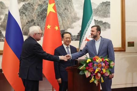 Russlands Vizeaußenminister Rjabkow gibt bei einem Treffen dem iranischen Vizeaußenminister Kazem Gharibabadi die Hand. (im Hintergrund Chinas Vizeaußenminister Ma Zhaoxu - Archivbild) Russlands Vizeaußenminister Rjabkow gibt bei einem Treffen dem iranischen Vizeaußenminister Kazem Gharibabadi die Hand. (im Hintergrund Chinas Vizeaußenminister Ma Zhaoxu - Archivbild)