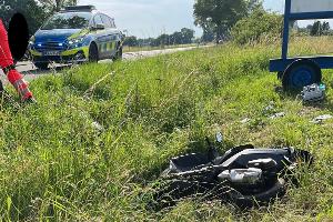 Das Kleinkraftrad liegt nach einem Alleinunfall im Graben. 
Foto: Polizei Minden-Lübbecke