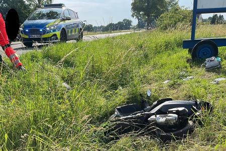 Das Kleinkraftrad liegt nach einem Alleinunfall im Graben.
Foto: Polizei Minden-Lübbecke Das Kleinkraftrad liegt nach einem Alleinunfall im Graben.
Foto: Polizei Minden-Lübbecke