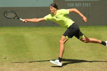 Bei Zverev-Match: Werbetafel fällt auf Zuschauer Bei Zverev-Match: Werbetafel fällt auf Zuschauer