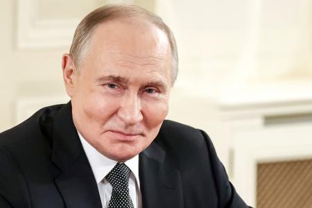 Dass er zweifacher Großvater ist, hatte Putin bereits früher erwähnt - ohne Namen oder Alter der Enkel zu nennen. Dass er zweifacher Großvater ist, hatte Putin bereits früher erwähnt - ohne Namen oder Alter der Enkel zu nennen.