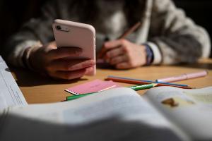 Mehrheit für Beschränkung privater Handynutzung an Schulen
