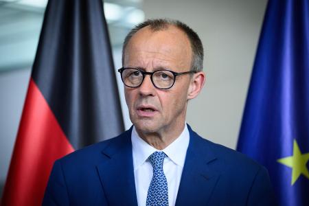 Jetzt ist es amtlich: Auch die neue Regierung genehmigt Rüstungsexporte nach Israel. Jetzt ist es amtlich: Auch die neue Regierung genehmigt Rüstungsexporte nach Israel.
