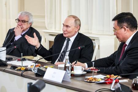 Beim Wirtschaftsforum in St. Petersburg trifft Putin traditionell Vertreter der großen Nachrichtenagenturen. Beim Wirtschaftsforum in St. Petersburg trifft Putin traditionell Vertreter der großen Nachrichtenagenturen.