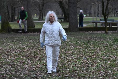 Der krebskranke Langhans beim Spaziergang im Münchner Luitpoldpark. (Archivbild)