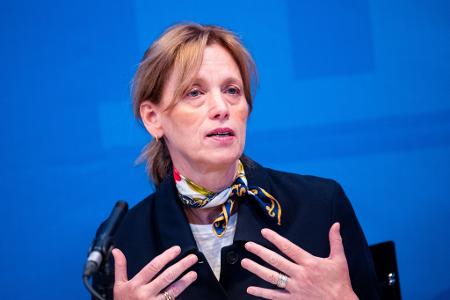 Die neue Bundesbildungsministerin Karin Prien (CDU) unterstützt ein Verbot der privaten Handynutzung an Grundschulen.