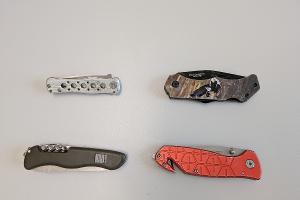 Bei der ÖPNV-Kontrolle sichergestellte Messer