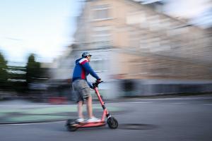 Bei schwerem E-Scooter-Unfall: So geht Erste Hilfe