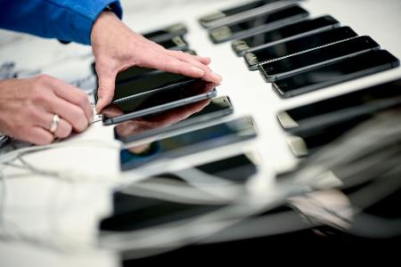 Verbraucherinnen und Verbraucher sollen Smartphones in Zukunft besser vergleichen können. (Symbolbild)