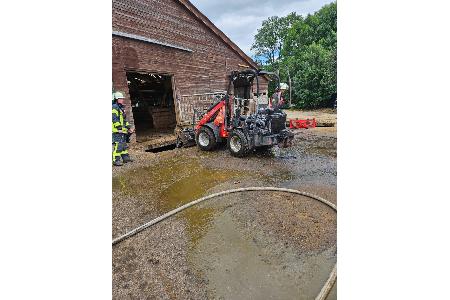 Die Feuerwehr an dem Hoflader Die Feuerwehr an dem Hoflader
