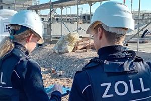 Der Bielefelder Zoll stellte bei Kontrollen auf verschiedenen Baustellen im Bezirk im Rahmen einer bundesweiten Schwerpunktprüfung im Baugewerbe illegal beschäftigte Arbeitnehmer sowie zahlreiche weitere Verstöße fest/Foto: Hauptzollamt Bielefeld