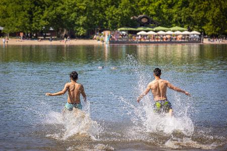 Wo kann man bedenkenlos ins Wasser hüpfen? Die EU-Umweltagentur zeigt das in ihrem jährlichen Badegewässerbericht auf. (Archivbild)
