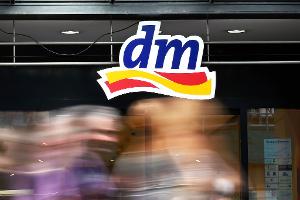Aus Gründen des Verbraucherschutzes ruft dm ein Handserum zurück. (Archivbild)