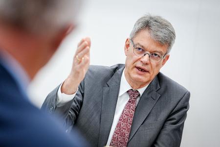 Verkehrsminister Schnieder kündigt einen Runden Tisch an. 