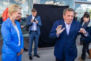 Der Landtagsausschuss zur Klimastiftung MV beharrt darauf, dass der frühere Bundeskanzler Gerhard Schröder (SPD) persönlich vor dem Gremium aussagt. (Archivbild) 