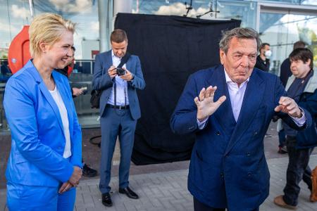 Der Landtagsausschuss zur Klimastiftung MV beharrt darauf, dass der frühere Bundeskanzler Gerhard Schröder (SPD) persönlich vor dem Gremium aussagt. (Archivbild) Der Landtagsausschuss zur Klimastiftung MV beharrt darauf, dass der frühere Bundeskanzler Gerhard Schröder (SPD) persönlich vor dem Gremium aussagt. (Archivbild)