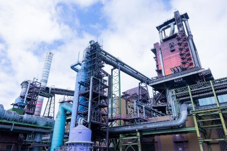 Bei Thyssenkrupp Steel in Duisburg soll eine neue Direktreduktionsanlage die Hochöfen 8 und 9 ersetzen. Die neue Anlage ist bereits in Bau. (Archivbild) Bei Thyssenkrupp Steel in Duisburg soll eine neue Direktreduktionsanlage die Hochöfen 8 und 9 ersetzen. Die neue Anlage ist bereits in Bau. (Archivbild)