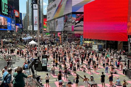 Anlass für das Massen-Yoga ist der Welt-Yoga-Tag am 21. Juni. 