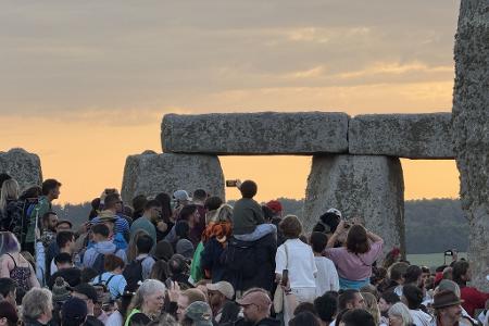 Menschen versammeln sich aus vielen gründen am Steinkreis Stonehenge.