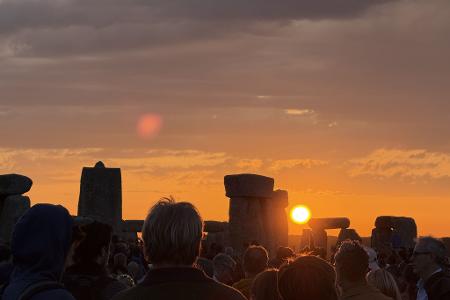 Am Steinkreis Stonehenge in Englang feierten Menschen die Mittsommernacht.