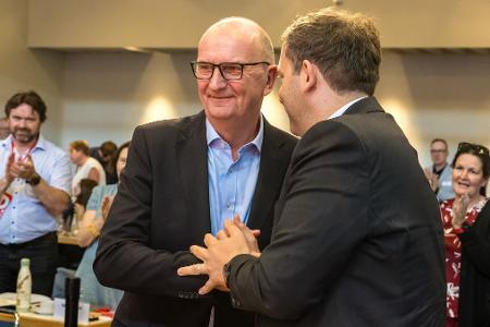 Brandenburgs Ministerpräsident Dietmar Woidke ist als SPD-Landeschef wiedergewählt. Brandenburgs Ministerpräsident Dietmar Woidke ist als SPD-Landeschef wiedergewählt.