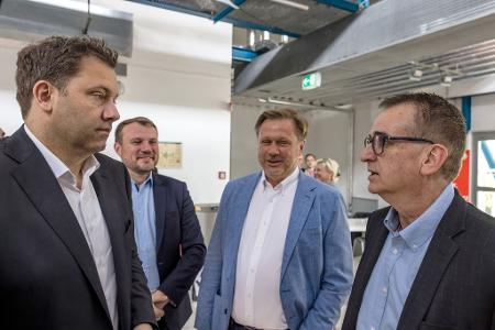 SPD-Chef Lars Klingbeil will sich für Industriearbeitsplätze in Stahlwerken einsetzen. SPD-Chef Lars Klingbeil will sich für Industriearbeitsplätze in Stahlwerken einsetzen.